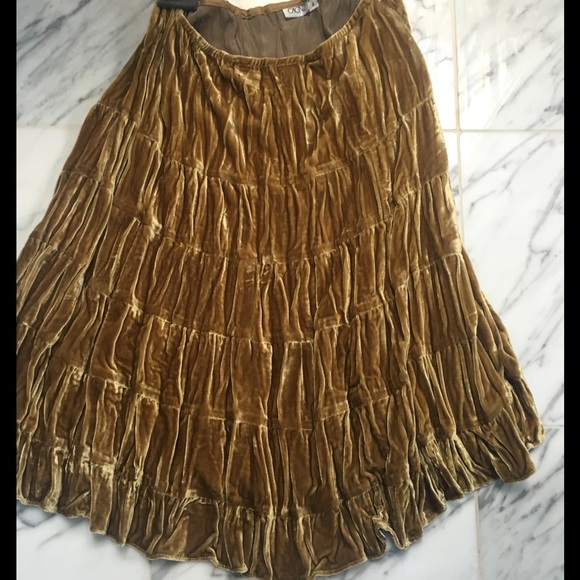 GOLD PLEATED VELVET SKIRT, VELVET IN FOR FALL - Picture 1 of 4