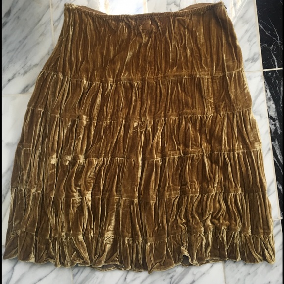 GOLD PLEATED VELVET SKIRT, VELVET IN FOR FALL - Picture 3 of 4