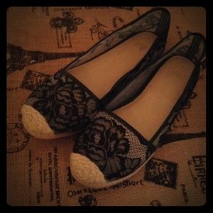 Black lacy flats
