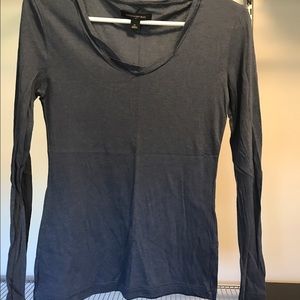 2 long-sleeve t-shirt (in navy and green)