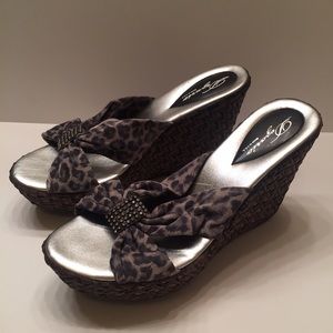 Dezario grey leopard wedge shoes size 40