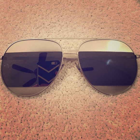 Silver mirrored aviators! No trades.