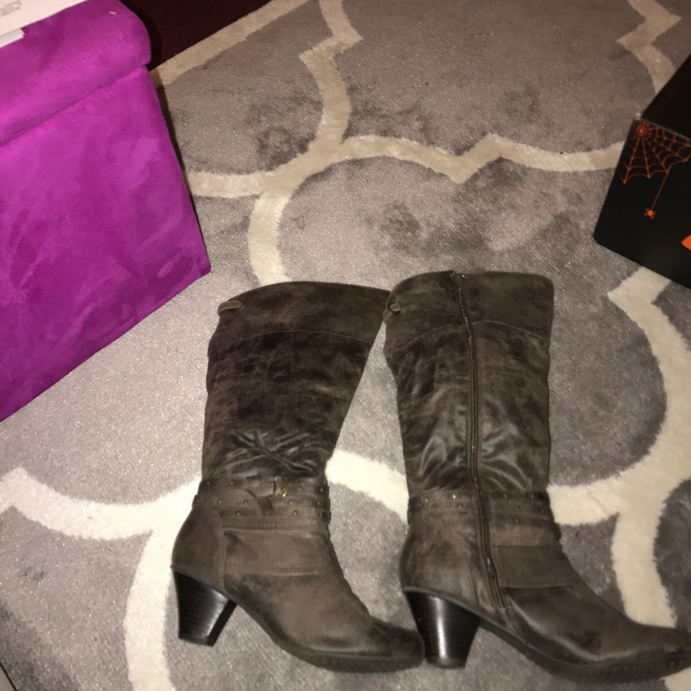 Bare Traps tall boots. Like new!