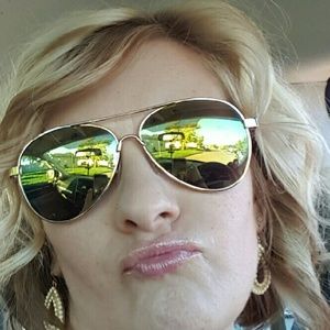 Meet your Posher, Aja