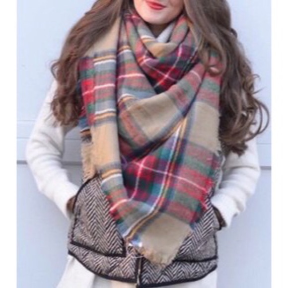 BLANKET SCARF IN BEIGE - Picture 2 of 3