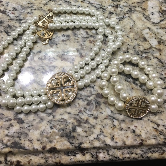 Pearl necklace and bracelet set