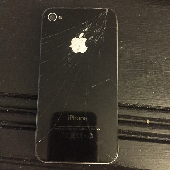Black iPhone 4 - Picture 2 of 3