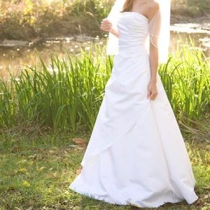 Beautiful white wedding gown! Ready to sell! OBO!