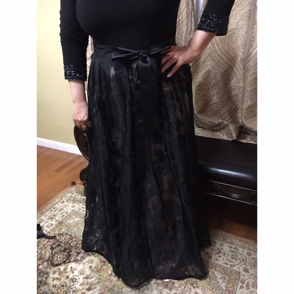 Floral and embellished Detailed ball gown - Picture 1 of 3