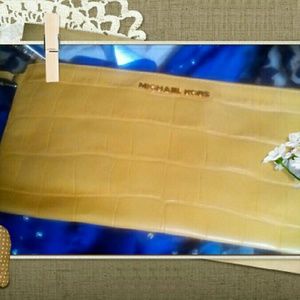 Michael Kors Bedford Leather Wristlet NWOT   Sale