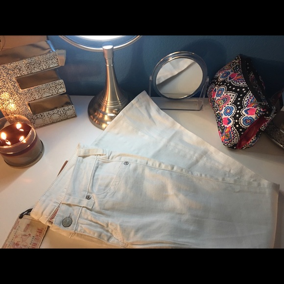 White, flare TRUE RELIGION jeans!!!
