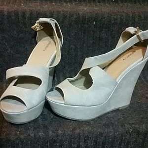 Taupe high wedged shoes