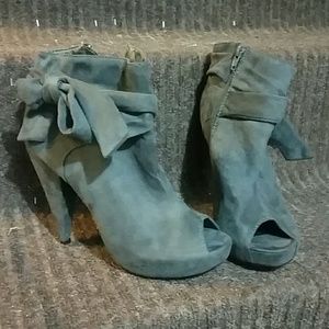 Heeled zip up heels with cute bow