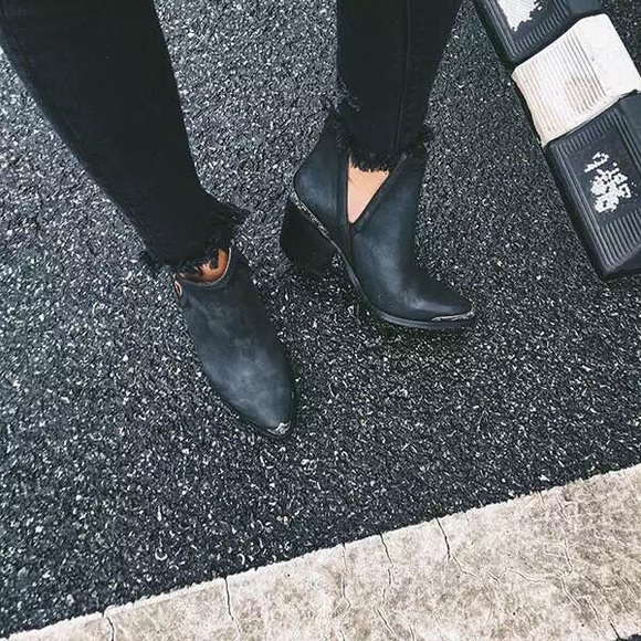 HP💗✨Jeffrey Campbell Black leather ankle boots - Picture 2 of 3