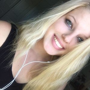 Meet your Posher, Larissa