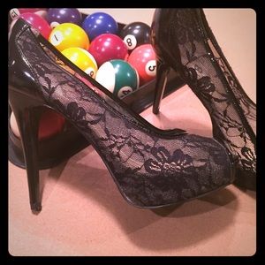 Guess  Lace Peep Toe Pumps 👠