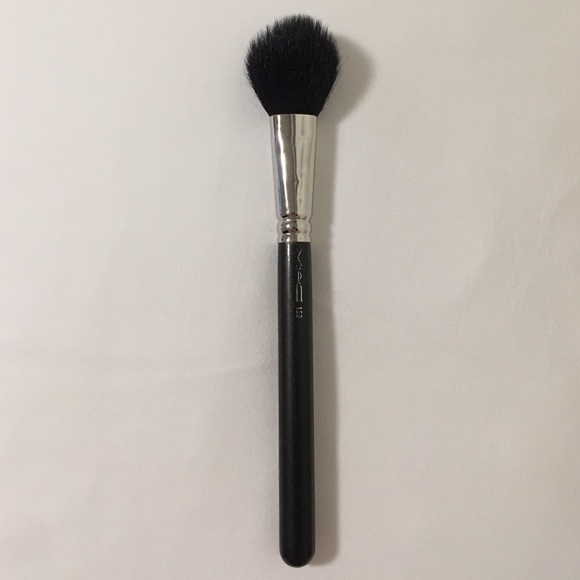 Mac makeup 129 powder blush brush