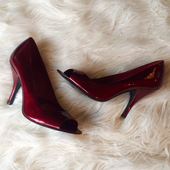 💥B1G1💥 BCBG burgundy open toe heels - Picture 3 of 4