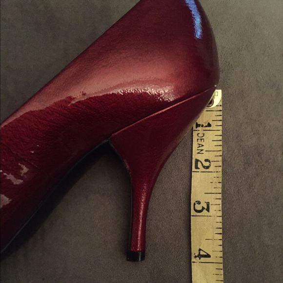 💥B1G1💥 BCBG burgundy open toe heels - Picture 4 of 4
