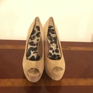 Jessica Simpson Heel w/ Platform in Tan/Suede