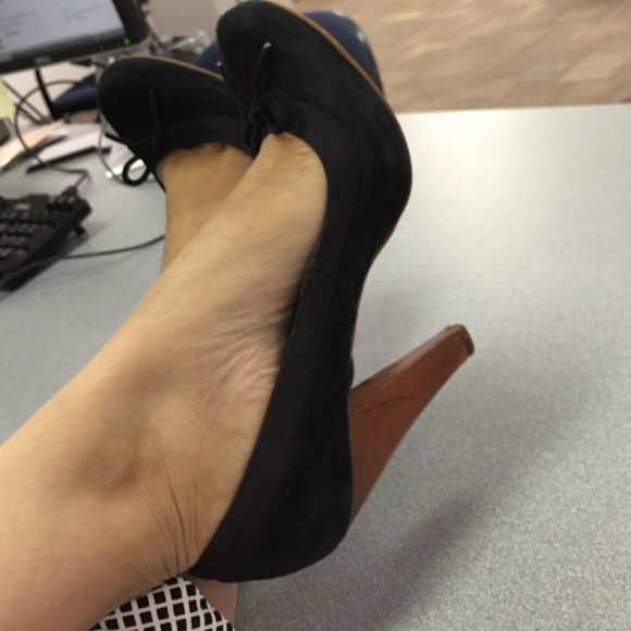 Black pumps