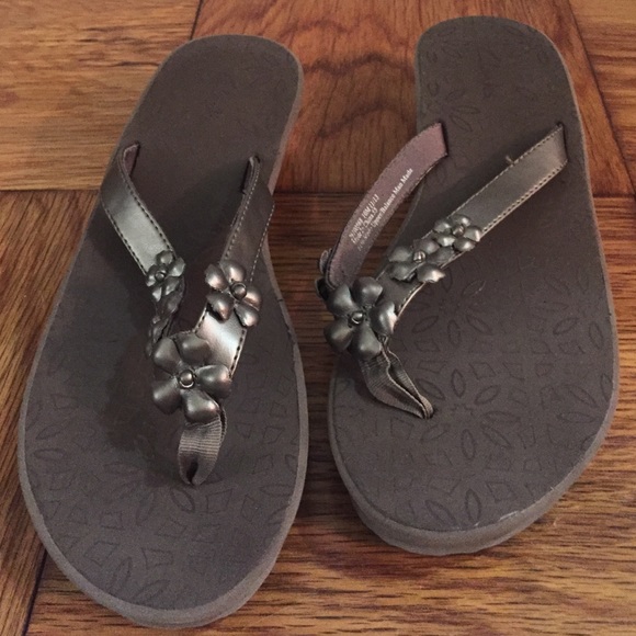 Clarks brown flip flops!