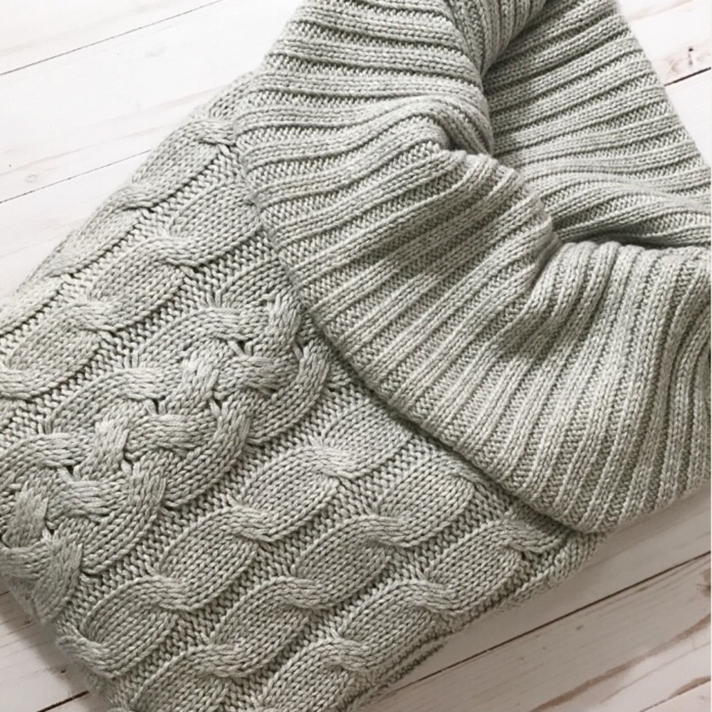 🎉Host Pick!🎉 The Limited Heather Gray Sweater
