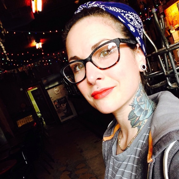 Meet your Posher, Nichole - Picture 2 of 2