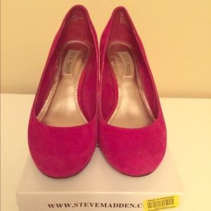Steve Madden Ulltra Pumps in Berry Suede