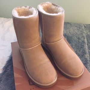 Ugg Classic Short in Sand - Like New