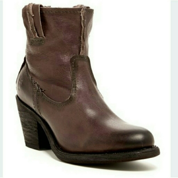 Frye Shoes - 💥FIRM💥Frye Leslie Artisan Short Boots