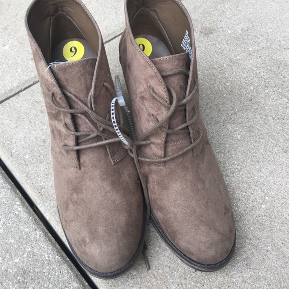 ❗️clearance ❗️heeled booties returning Tomorrow - Picture 2 of 4