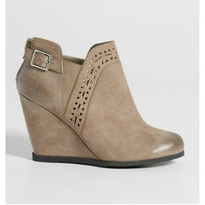 Women's Wedge Bootie with Buckle in Taupe