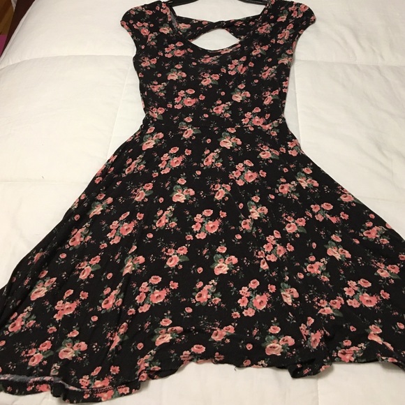 Open "bow" back floral skater dress