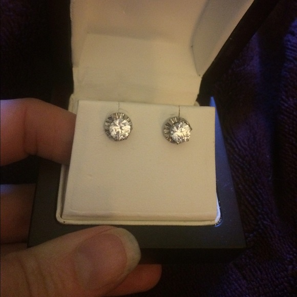 14k WG Buttercup setting hold 2 cts of Sapphire