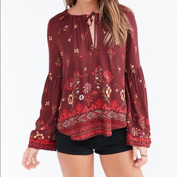 🌸UO Kimchi Blue Bell-shaped blouse🌸