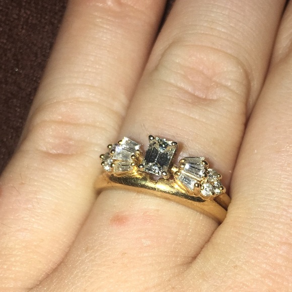 BEAUTIFUL GOLD RING WITH EMERALD CUT