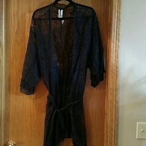 Black lace short robe.