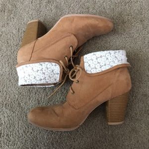 Cognac flowery lace booties
