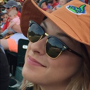 Meet your Posher, Maxine