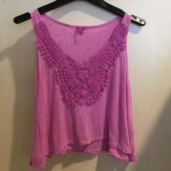 LF/ Emma and Sam crop top