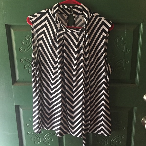 Black and white chevron top with key hole