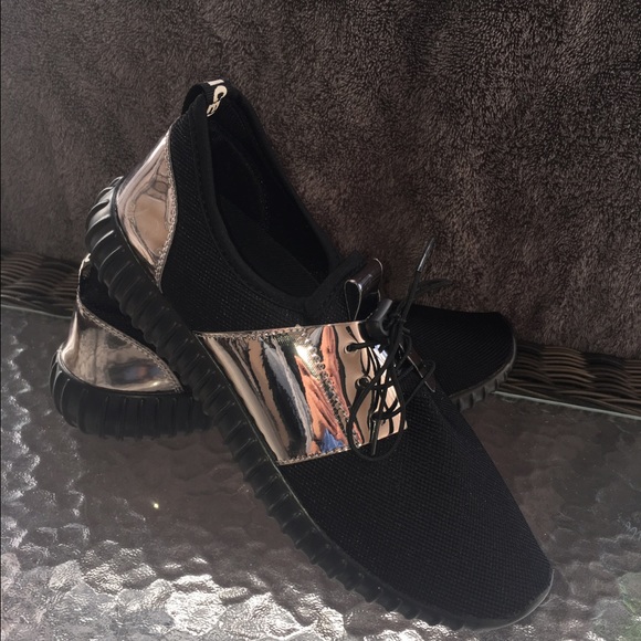 Lightweight Black and Silver Sneakers