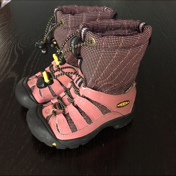 Girls Keen Snow Boots!