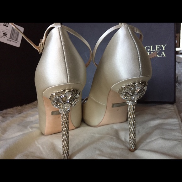 Size 6 (36) Badgley Mischka Diego pumps, ivory - Picture 2 of 4