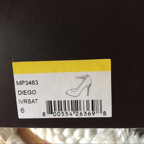 Size 6 (36) Badgley Mischka Diego pumps, ivory - Picture 4 of 4