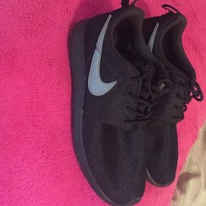 Black Nike Roche Runs
