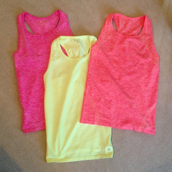 GAP Tops - 3 Gap 🏋️‍♀️ Workout Shirts