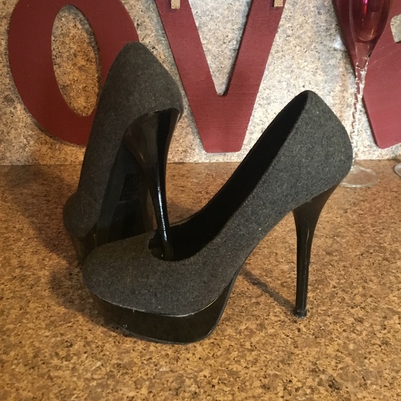 Grey cloth pumps