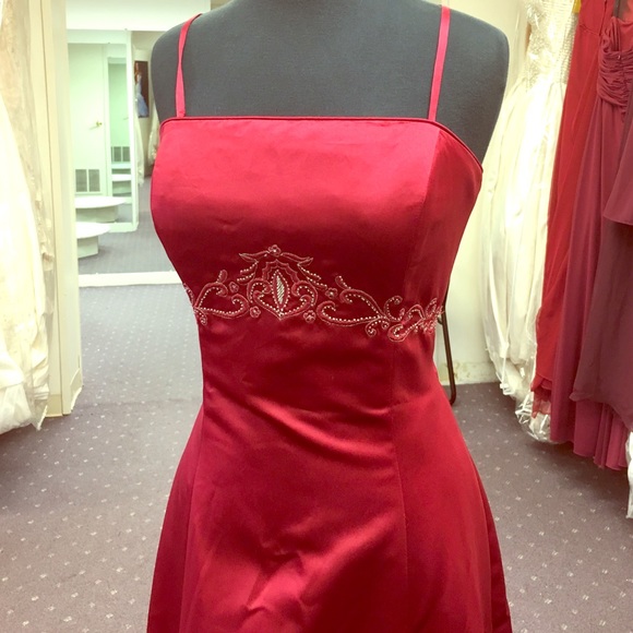 Festive Red gown - Picture 1 of 4